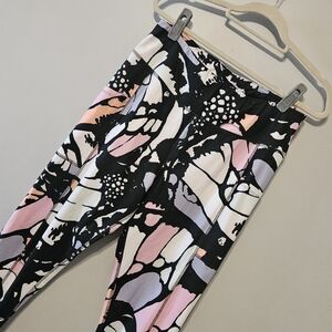 Black and Pink Artistic Cropped Leggings
